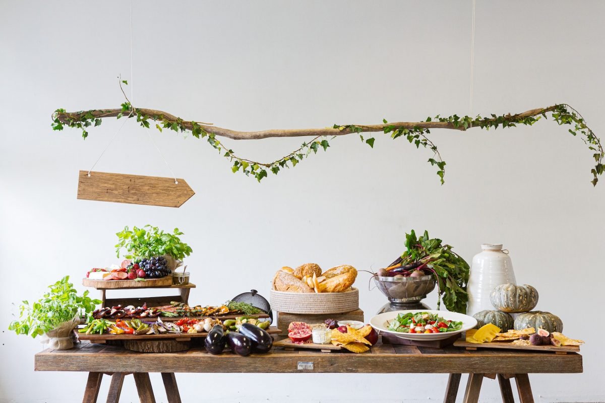 mesa com comidas